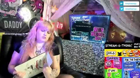 Snapshot of artsyheartsyy chatting on May 2, 2026, 2:16 am ArtsyHeartsyy online show from May 2, 2026, 2:16 am