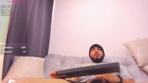 arturguy01 online show from January 5, 2025, 2:19 pm