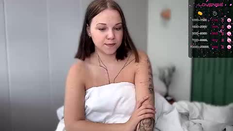 Arya brunett and Cassie blond online show from October 17, 2025, 2:15 am