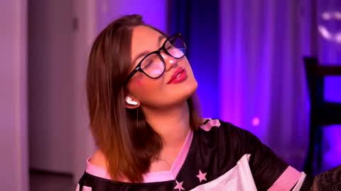 Lunaa  online show from October 7, 2025, 12:41 am