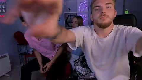 Snapshot of ash_raven_ chatting on October 8, 2025, 7:55 pm ash_raven_ online show from October 8, 2025, 7:55 pm