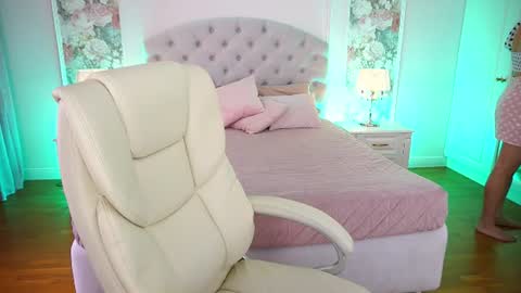 ashleybaee online show from June 17, 2026, 12:07 pm