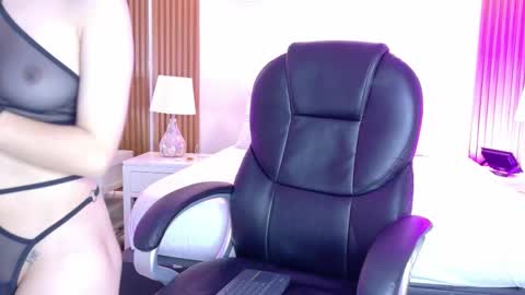 Ashley  online show from November 11, 2025, 4:45 am