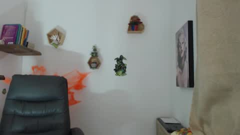 Sarah .3   hello guys .im love online show from October 10, 2025, 12:42 am