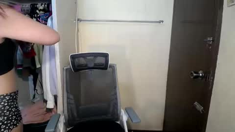 Asia online show from November 12, 2025, 4:35 am