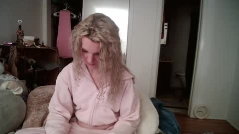 Snapshot of astorialove chatting on March 6, 2025, 1:37 am AstoriaLove online show from March 6, 2025, 1:37 am