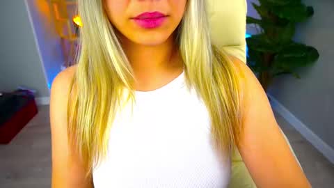 Snapshot of astraluxe_ chatting on December 2, 2024, 5:59 pm Asta online show from December 2, 2024, 5:59 pm