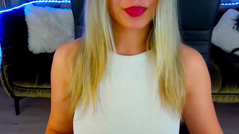 Snapshot of astraluxe_ chatting on December 5, 2024, 4:55 pm Asta online show from December 5, 2024, 4:55 pm