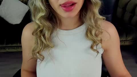 Snapshot of astraluxe_ chatting on January 4, 2025, 6:52 am Asta online show from January 4, 2025, 6:52 am