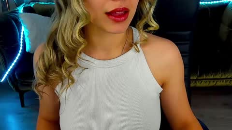 Snapshot of astraluxe_ chatting on January 7, 2025, 6:05 am Asta online show from January 7, 2025, 6:05 am