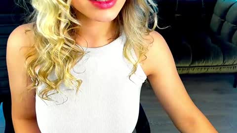 Snapshot of astraluxe_ chatting on January 7, 2025, 9:07 am Asta online show from January 7, 2025, 9:07 am