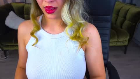 Snapshot of astraluxe_ chatting on January 18, 2025, 8:51 pm Asta online show from January 18, 2025, 8:51 pm
