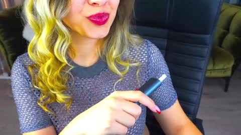 Snapshot of astraluxe_ chatting on January 18, 2025, 11:55 pm Asta online show from January 18, 2025, 11:55 pm