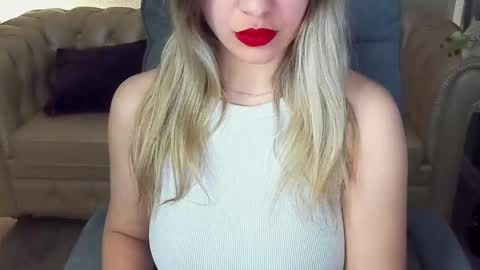Snapshot of astraluxe_ chatting on February 20, 2025, 6:39 am Asta online show from February 20, 2025, 6:39 am