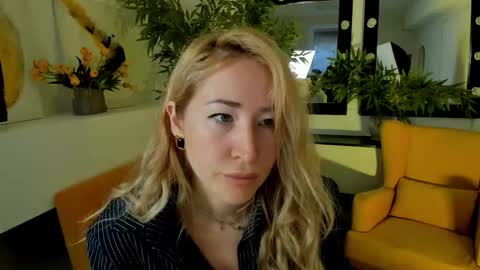 astramonroe online show from September 29, 2025, 4:28 am