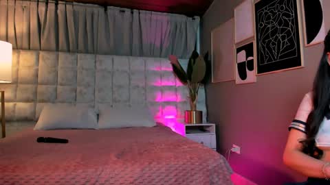 astrid_velle online show from May 9, 2026, 1:33 am