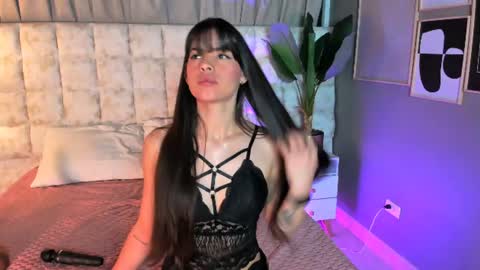 astrid_velle online show from June 17, 2026, 1:08 am