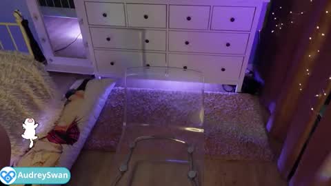 Snapshot of audrey_swann chatting on November 27, 2025, 10:17 am Mary online show from November 27, 2025, 10:17 am