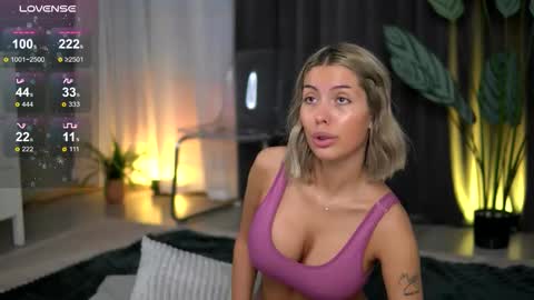 Isabella online show from November 3, 2025, 7:31 am