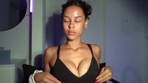 Snapshot of augustlaines chatting on November 1, 2025, 8:00 pm August online show from November 1, 2025, 8:00 pm