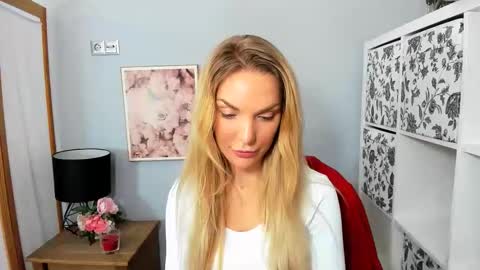 Snapshot of aullorasensual chatting on December 22, 2024, 9:22 am AulloraSensual online show from December 22, 2024, 9:22 am