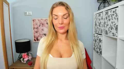 Snapshot of aullorasensual chatting on February 9, 2025, 9:37 am AulloraSensual online show from February 9, 2025, 9:37 am