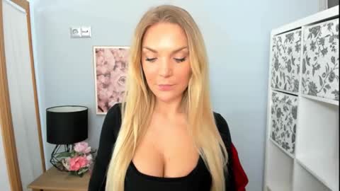 Snapshot of aullorasensual chatting on February 21, 2025, 6:18 am AulloraSensual online show from February 21, 2025, 6:18 am