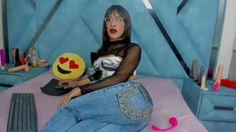 Monii Yi online show from June 18, 2026, 3:29 am