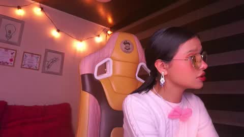 aura_rouss online show from November 26, 2025, 1:39 am