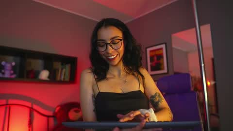 Snapshot of aura_soul_ chatting on November 7, 2025, 4:45 am A U R A online show from November 7, 2025, 4:45 am