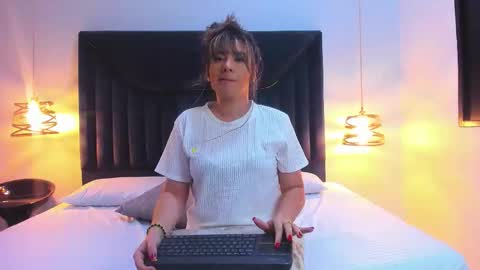 Aura Evans online show from September 10, 2025, 12:05 pm