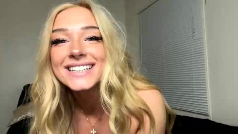 auriamist online show from May 15, 2026, 5:25 am