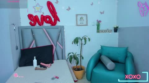 aurora_blackmont online show from May 18, 2026, 12:22 pm