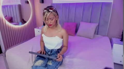 Snapshot of aurora_blonde chatting on July 17, 2026, 9:19 pm aurora_blonde online show from July 17, 2026, 9:19 pm