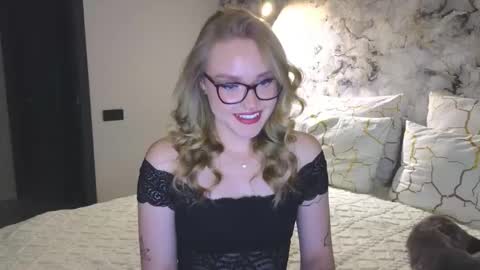 Snapshot of aurora_golden chatting on September 28, 2025, 7:52 pm Kate online show from September 28, 2025, 7:52 pm