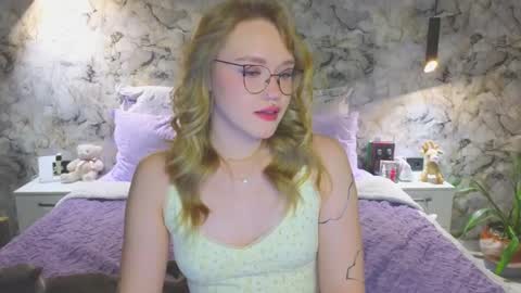 Snapshot of aurora_golden chatting on October 18, 2025, 5:25 pm Kate online show from October 18, 2025, 5:25 pm