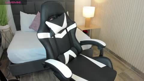 Snapshot of aurora_johnson_ chatting on December 29, 2024, 8:00 am A U R O R A online show from December 29, 2024, 8:00 am