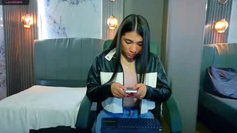 Snapshot of aurora_jones1 chatting on October 5, 2025, 3:27 am Aurora online show from October 5, 2025, 3:27 am