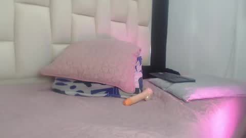 auroraa_miller online show from January 15, 2025, 4:21 pm