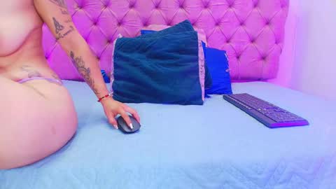 auroraa_miller online show from September 18, 2025, 11:56 am