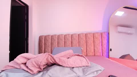 auroraa_miller online show from January 9, 2026, 11:57 am