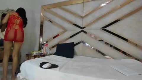 aurorahoney32 online show from May 19, 2026, 11:55 pm