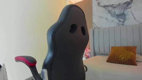 auroramartin2 online show from October 23, 2025, 7:34 pm