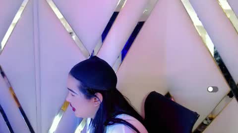 Snapshot of aurorarossx chatting on October 27, 2025, 6:23 pm Aurora online show from October 27, 2025, 6:23 pm