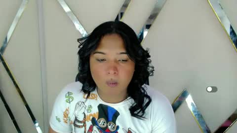 Snapshot of aurorarossx chatting on November 1, 2025, 7:38 pm Aurora online show from November 1, 2025, 7:38 pm