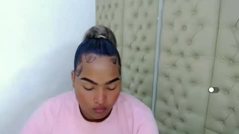 Snapshot of aurorarossx chatting on November 2, 2025, 6:10 pm Aurora online show from November 2, 2025, 6:10 pm