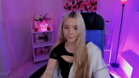 aurorawrenfield online show from September 22, 2025, 10:39 am