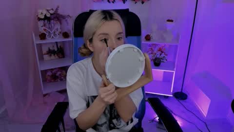 aurorawrenfield online show from September 30, 2025, 5:01 am