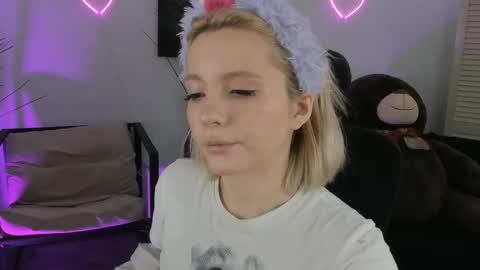 aurorawrenfield online show from March 6, 2026, 4:31 am