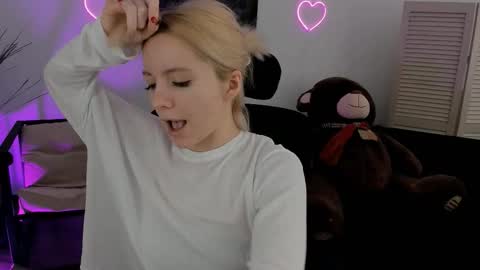 aurorawrenfield online show from March 12, 2026, 10:10 am